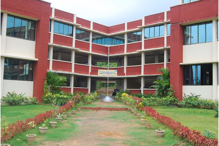 https://cache.careers360.mobi/media/colleges/social-media/media-gallery/3753/2019/3/26/College View of Metropolitan Institute of Technology and Management Sindhudurg_Campus-View.jpg